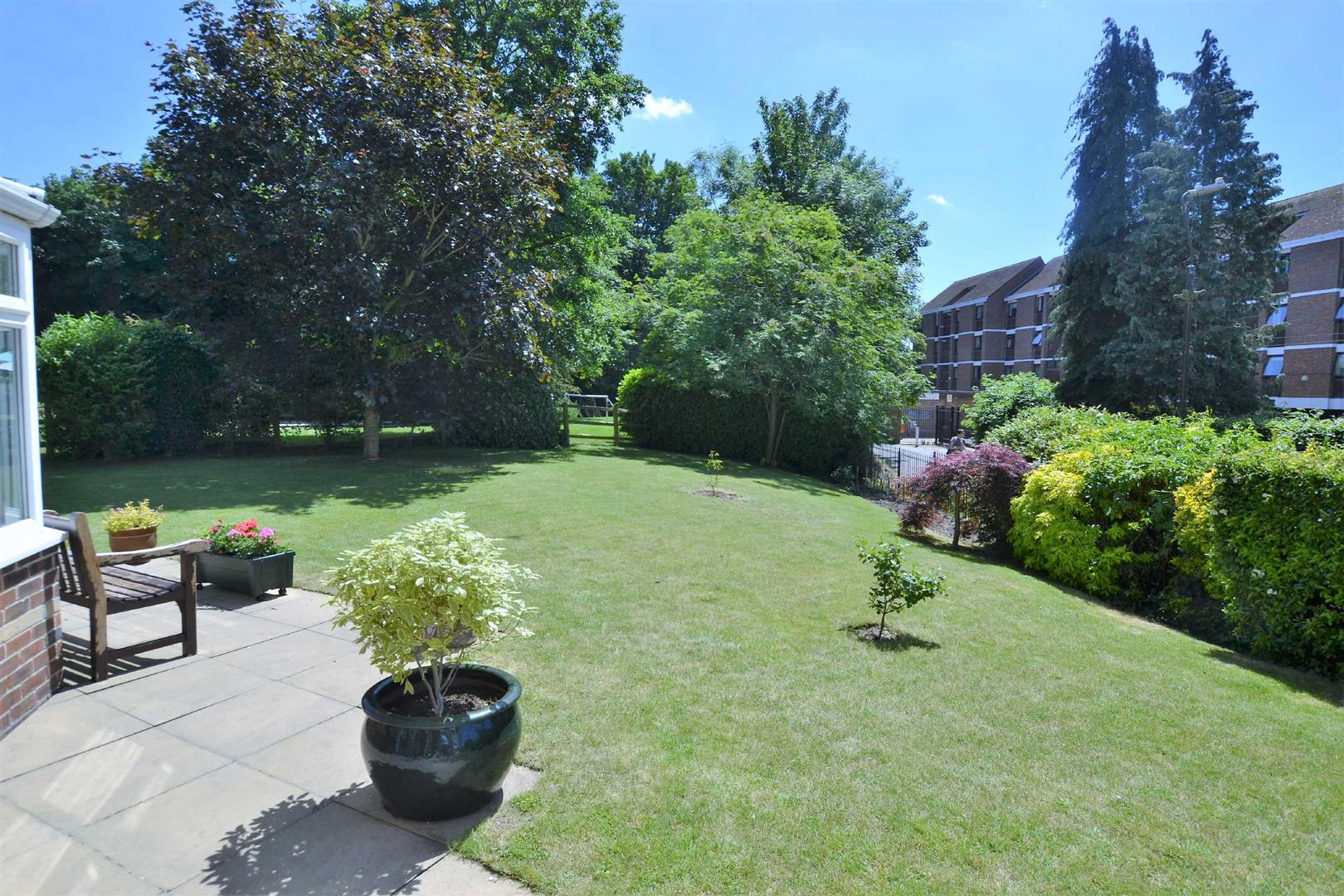 Abbotsmead Place Caversham house for sale in Reading