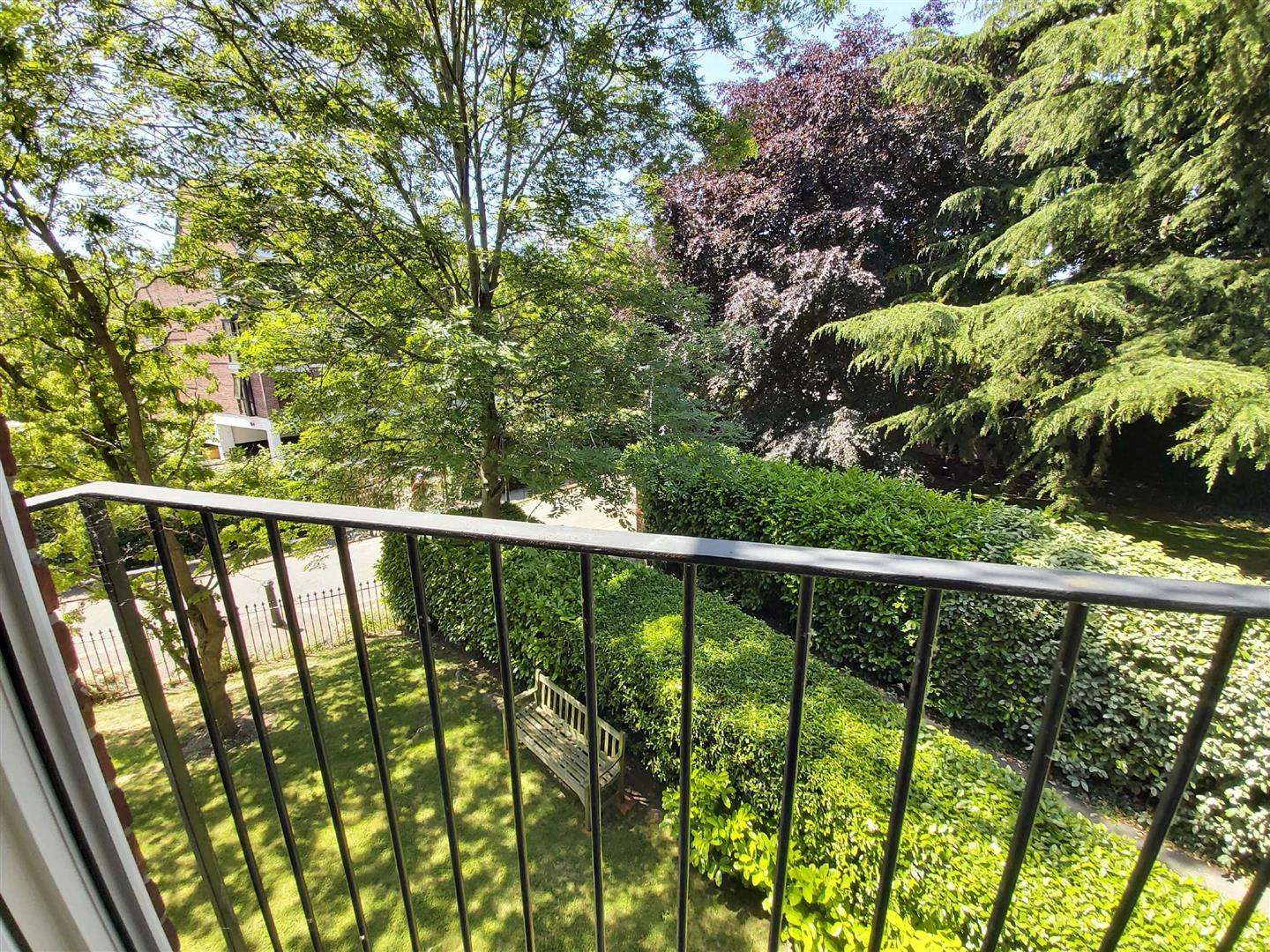 Abbotsmead Place Caversham house for sale in Reading