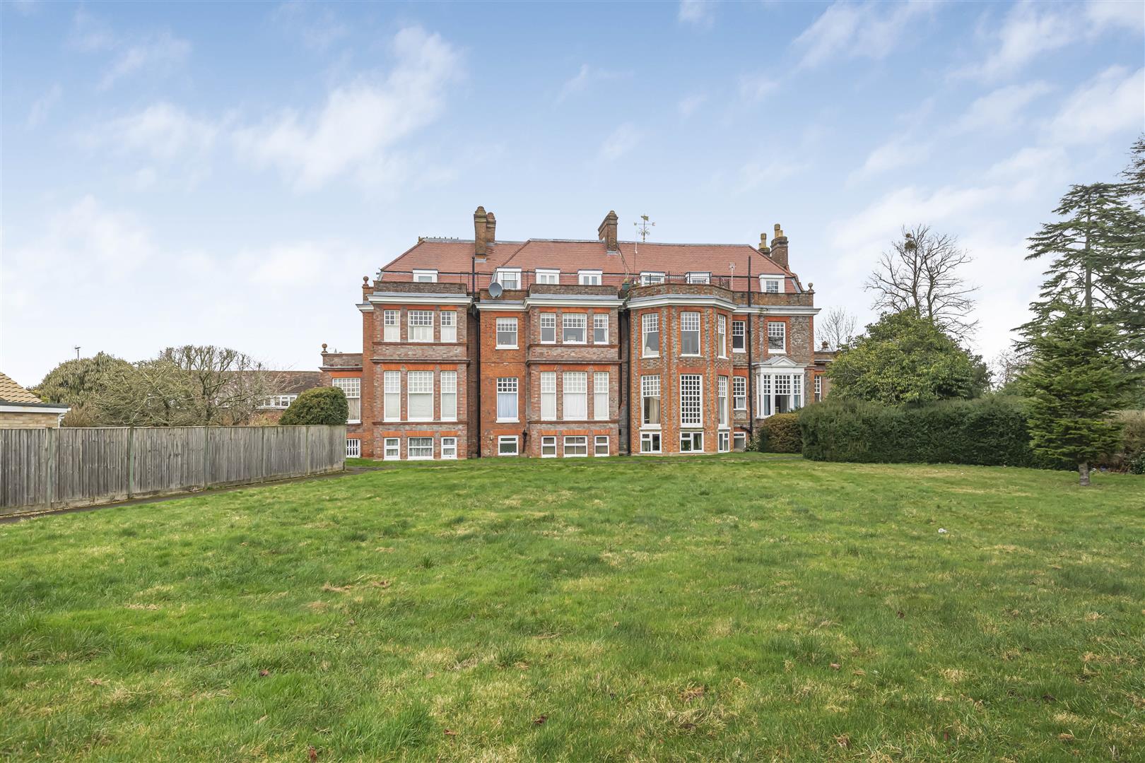 Peppard Road Emmer Green Apartment for sale in Reading