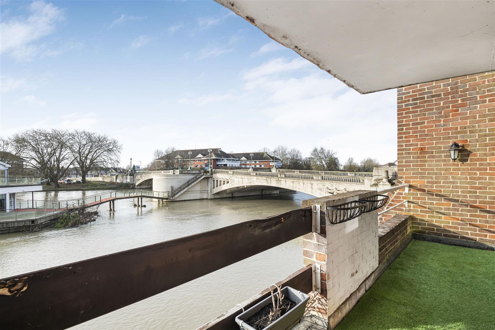 Riverside Court Caversham Apartment for sale in Reading