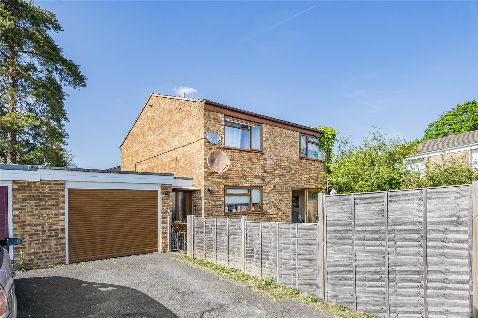 Lomond Avenue Caversham Link Detached House for sale in Reading
