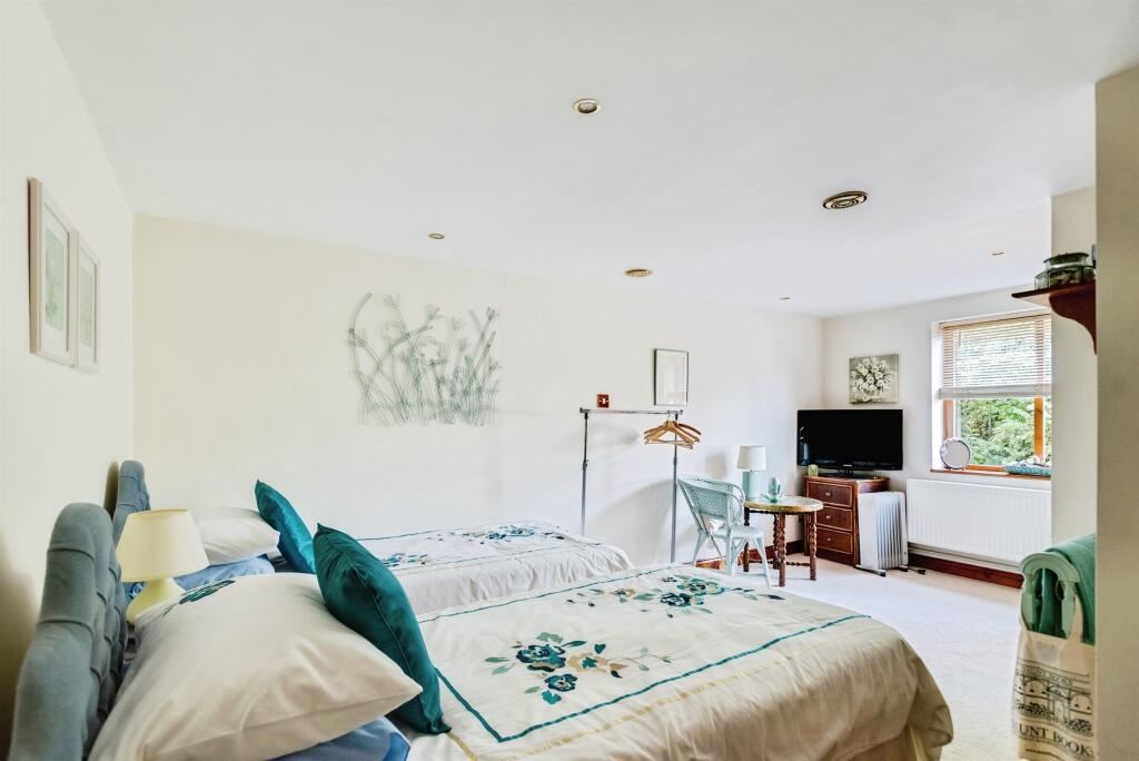 The Street South Stoke Detached House for sale in Reading