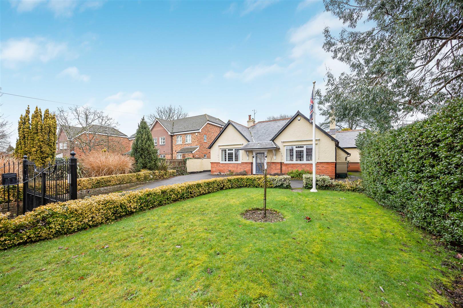 Kidmore End Road Emmer Green Detached Bungalow for sale in Reading