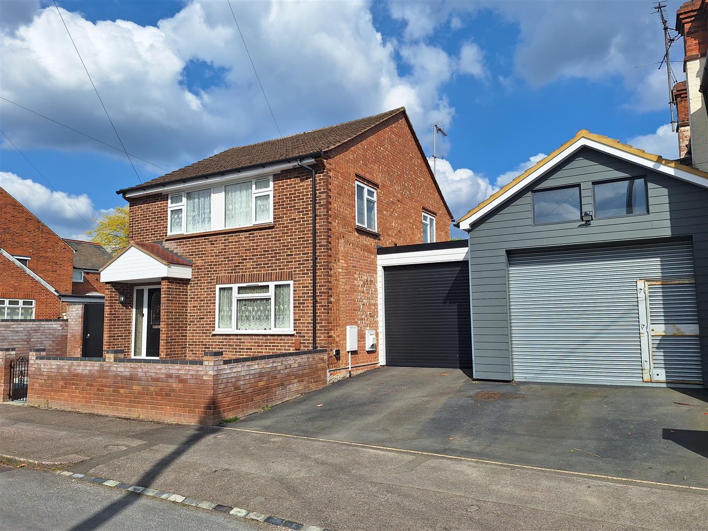 Send Road Caversham Link Detached House for sale in Reading