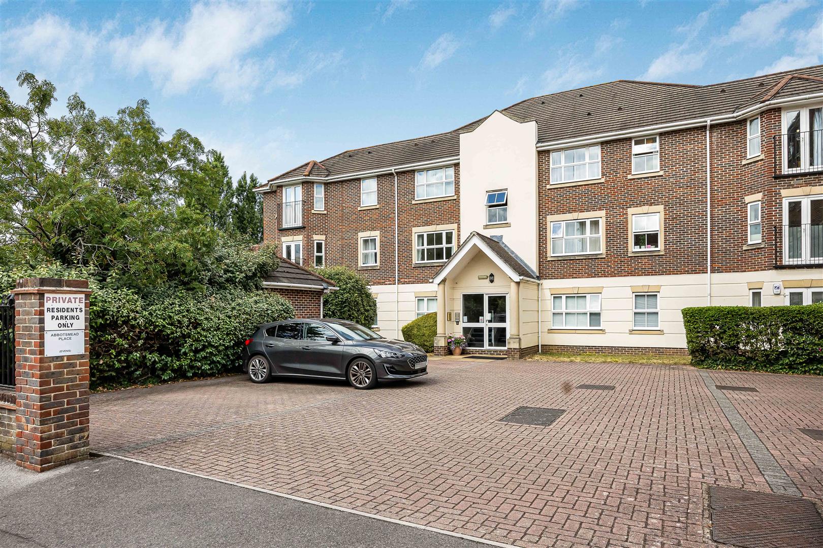 Abbotsmead Place Caversham Flat for sale in Reading